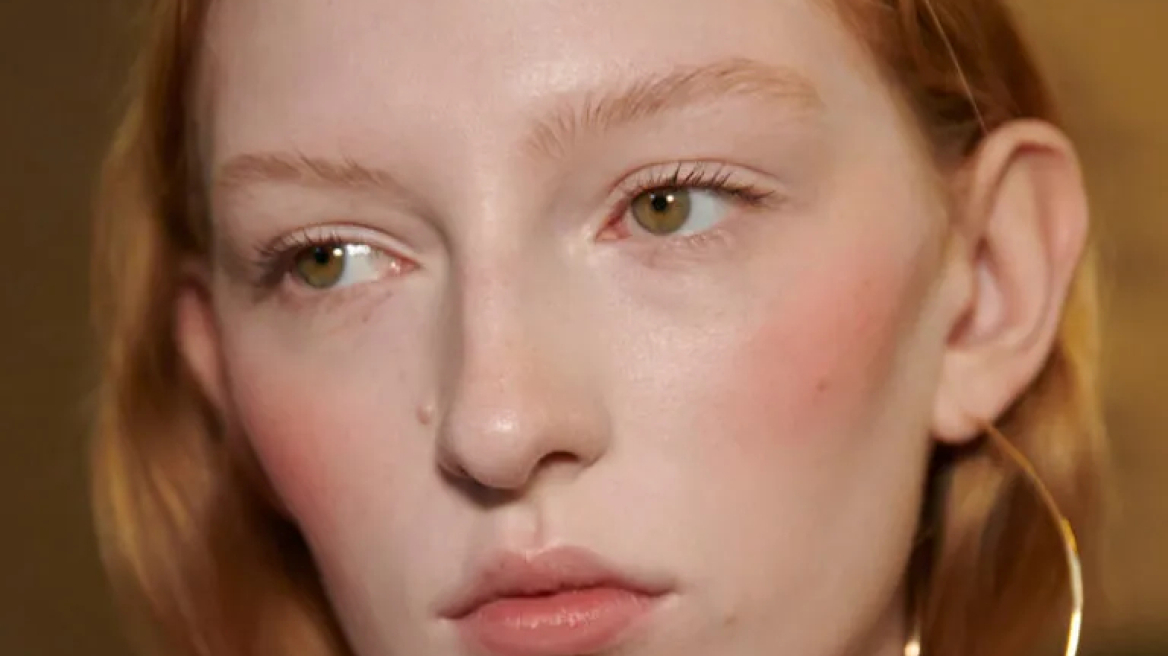 Πώς θα εφαρμόσετε το ρουζ, σύμφωνα με τα γράμματα του αλφάβητου
