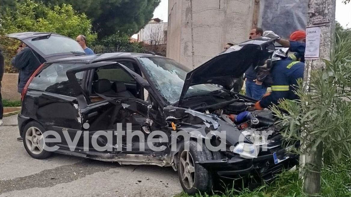 Εύβοια: Σφοδρή σύγκρουση δύο αυτοκινήτων στο Αλιβέρι, εγκλωβίστηκε μια γυναίκα