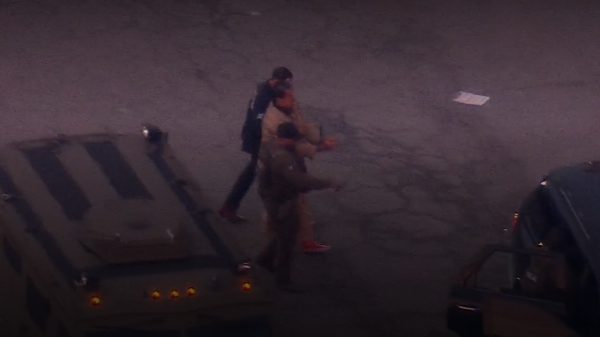 Με ελικόπτερο και φορώντας καφέ φόρμα μεταφέρεται ο Μαδούρο στο δικαστήριο, δείτε live εικόνα