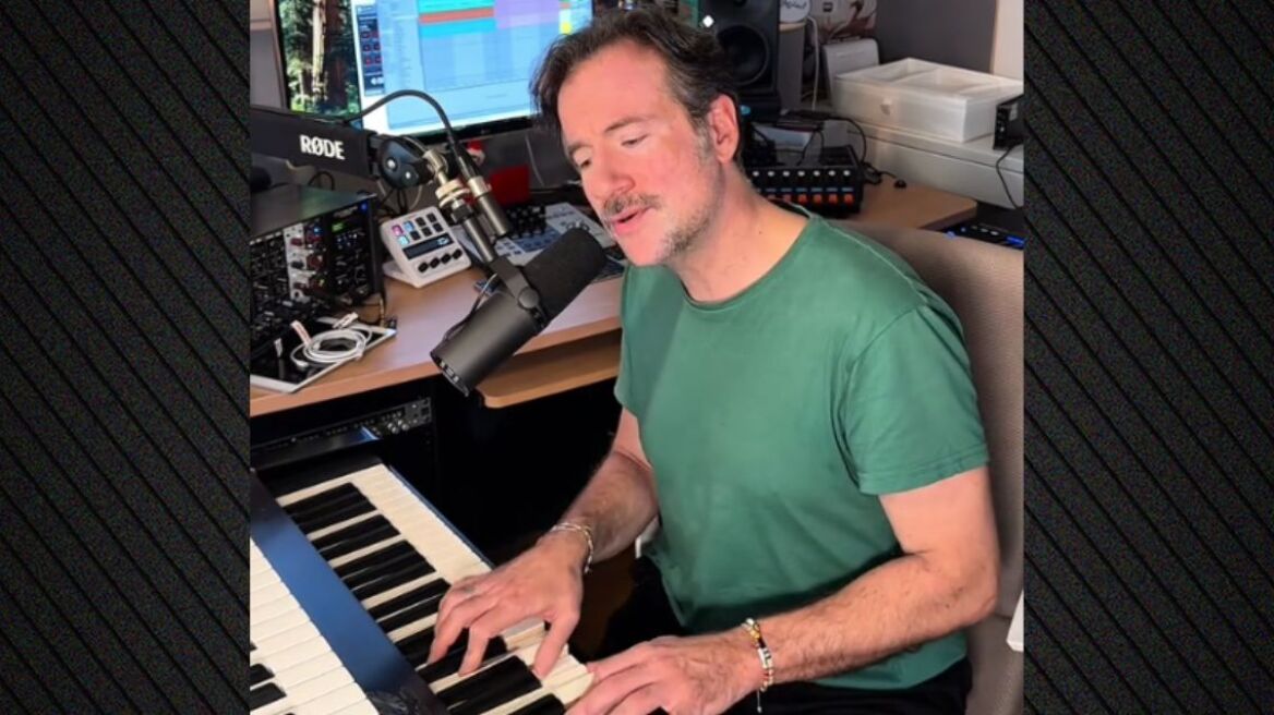 Ο Κωστής Μαραβέγιας ερμήνευσε το «Κάτι ξέρεις»: Ρία Ελληνίδου σε κατάθλιψη, έγραψε