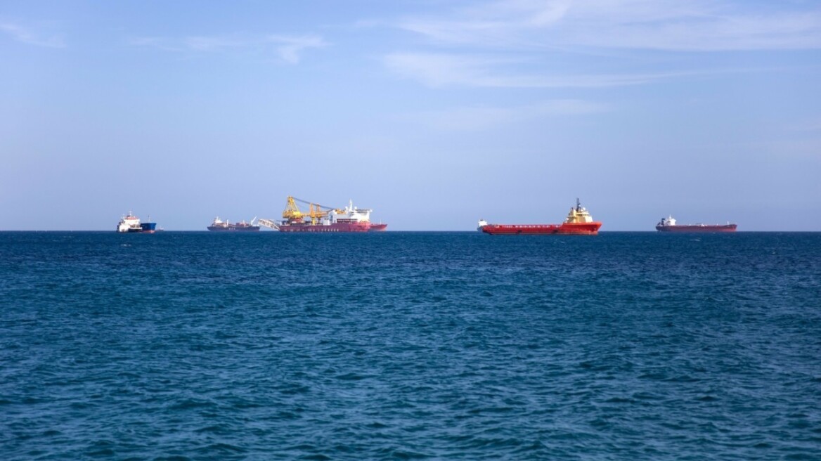 Οι ΗΠΑ επιτρέπουν προσωρινά παραδόσεις ρωσικού πετρελαίου στην Ινδία λόγω φόβων για ελλείψεις