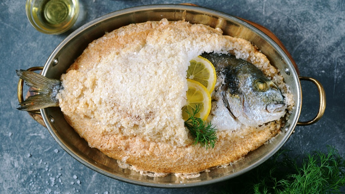 Πώς να ψήσετε ψάρι σε κρούστα αλατιού - Τεχνική και συμβουλές