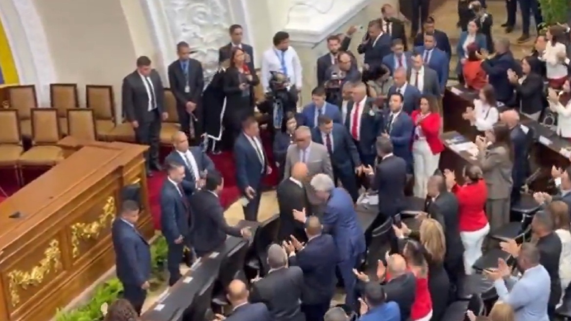 Με συνθήματα υπέρ του Μαδούρο η πρώτη συνεδρίαση της εθνοσυνέλευσης στη Βενεζουέλα - Ο πατέρας μου θα επιστρέψει, είπε ο γιος του