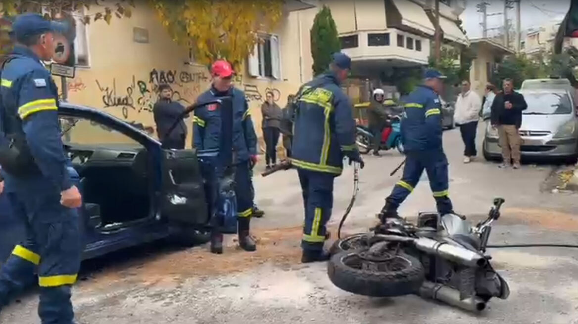 Τροχαίο στον Βύρωνα με τραυματίες: Μηχανή συγκρούστηκε με αυτοκίνητο, δείτε βίντεο