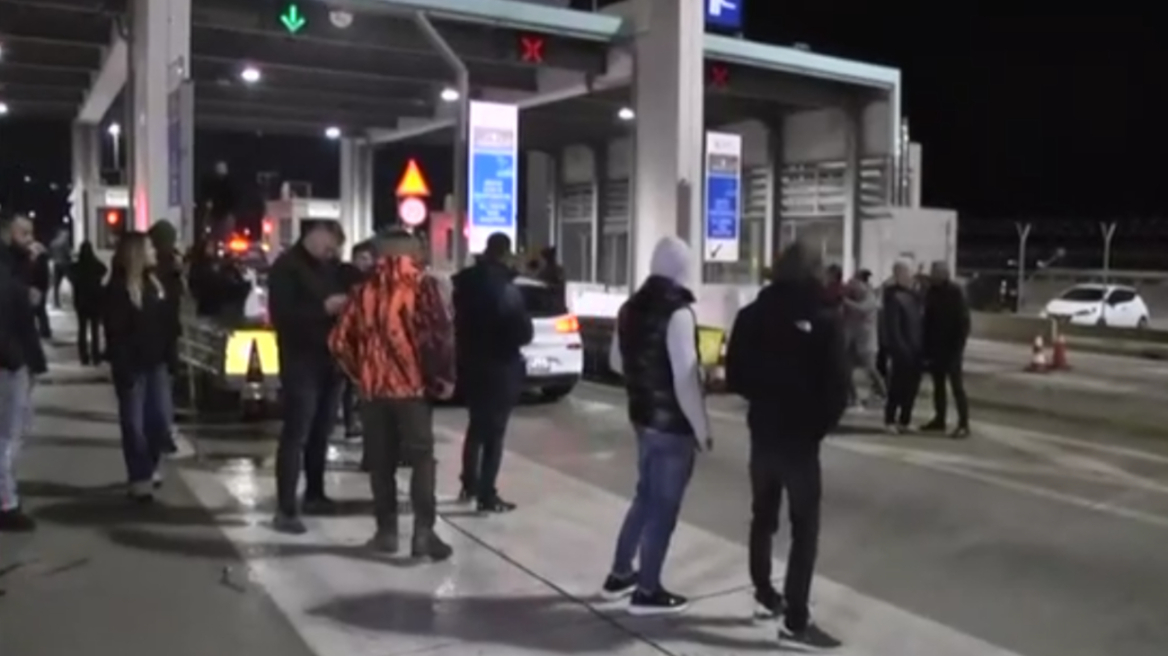Οι αγρότες άνοιξαν τα διόδια του Ρίου, οδηγοί αγανάκτησαν για τα μπλόκα στη Βοιωτία - Σε ποια σημεία υπάρχουν προβλήματα
