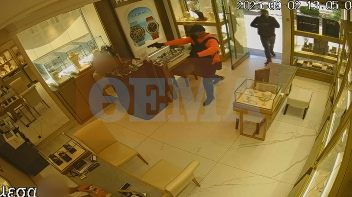 Το βίντεο της ληστείας σε κοσμηματοπωλείο της Χαλκιδικής: Δείτε πώς έδρασαν οι «Σέρβοι Ροζ Πάνθηρες», άρπαξαν κοσμήματα 580.000 ευρώ