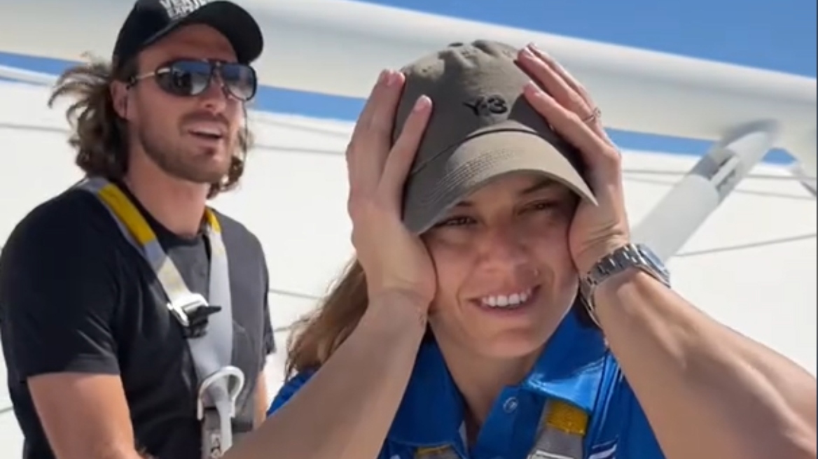 Τρομαγμένη η Σάκκαρη, ανέβηκε με τον Τσιτσιπά στην κορυφή του σταδίου του Περθ, δείτε βίντεο