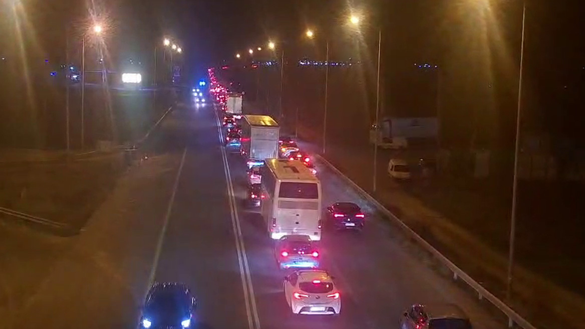 «Ασφυξία» στην Εθνική Οδό από τα μπλόκα: Ταλαιπωρία από Ριτσώνα μέχρι Μαρτίνο, αποκλεισμένοι δρόμοι σε Λάρισα, Τρίκαλα και Καρδίτσα