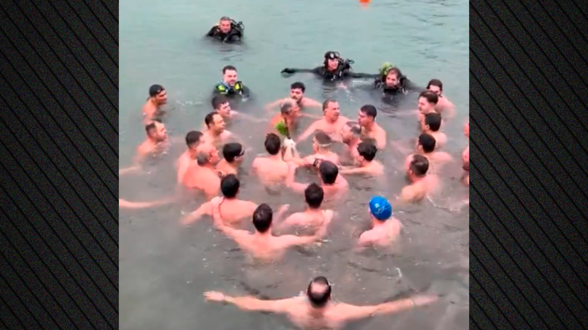 Στην Αλεξανδρούπολη έψαλαν τον Εθνικό Ύμνο αφού έπιασαν τον Σταυρό για τα Θεοφάνια, δείτε βίντεο
