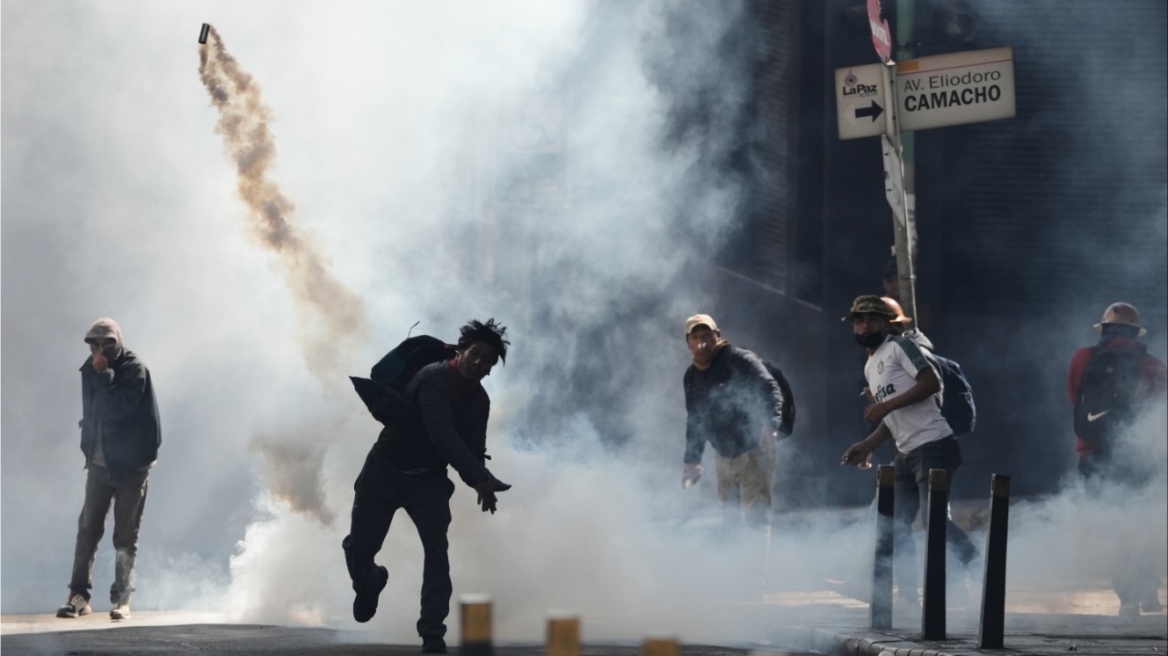 Αποκλεισμοί δρόμων στη Βολιβία στο πλαίσιο των διαδηλώσεων εναντίον της κατάργησης της επιδότησης των τιμών των καυσίμων 