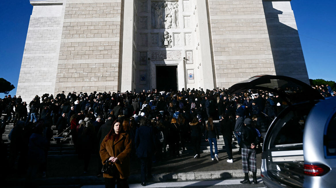 Πλήθος κόσμου και χειροκροτήματα στο τελευταίο αντίο στον 16χρονο Ρικάρντο που σκοτώθηκε στη φωτιά στο Κραν Μοντανά