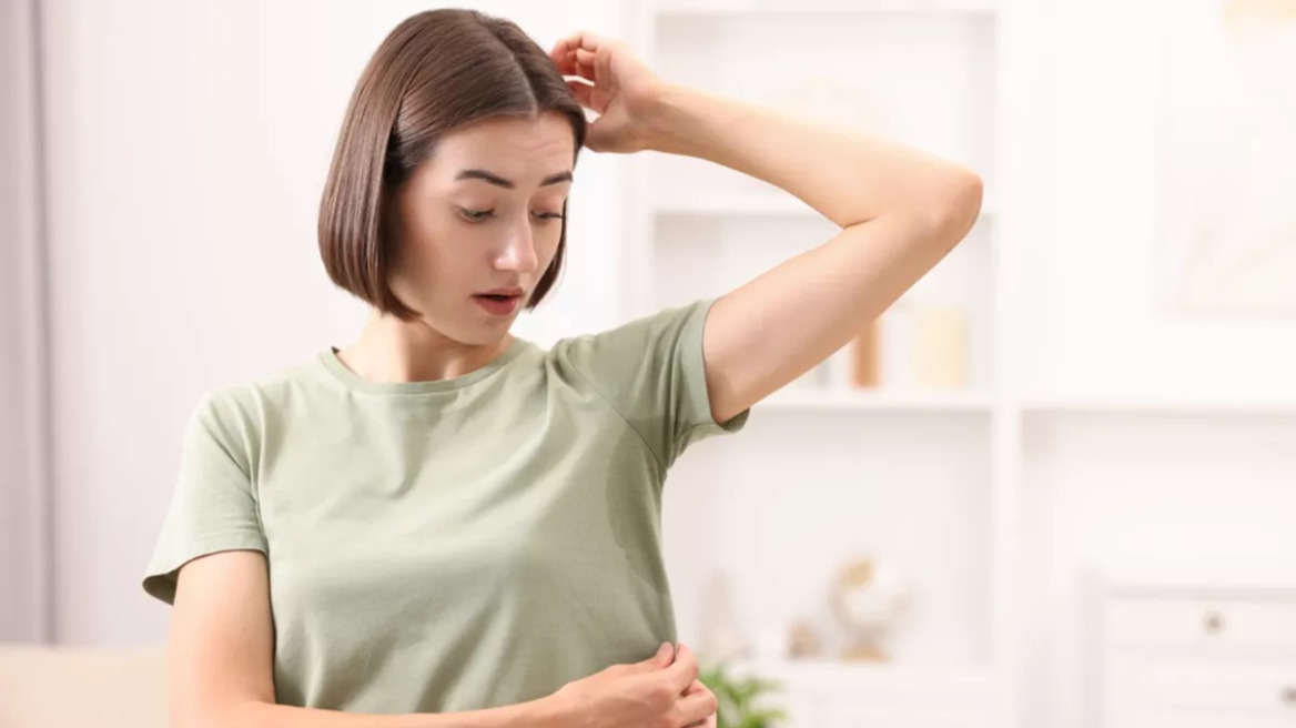 Η επώδυνη δερματική πάθηση που «κρύβεται» στις μασχάλες – Ποια τα συμπτώματα και πώς αντιμετωπίζεται