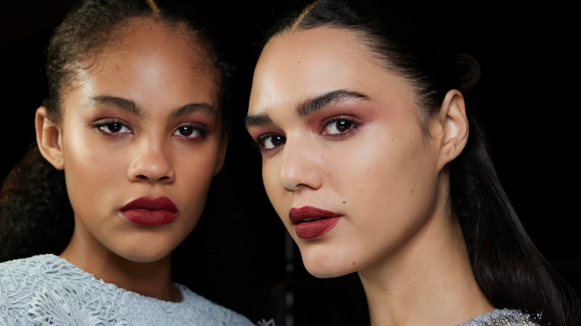 Υγρό κραγιόν: Τα πέντε βήματα που ακολουθούμε για έντονο χρώμα και διάρκεια όλη μέρα
