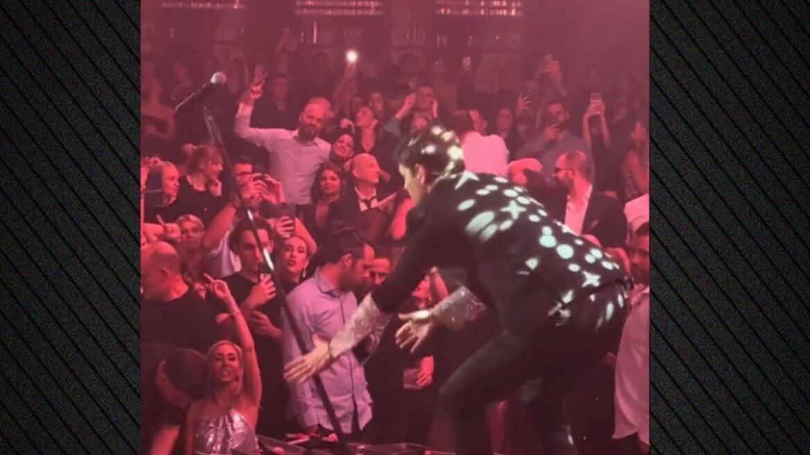 Νίνο: Παραλίγο να του φύγει το μικρόφωνο από τα χέρια στη σκηνή, δείτε βίντεο