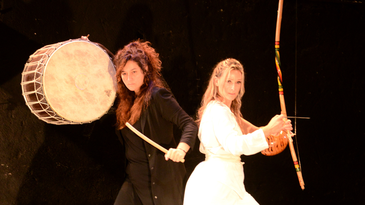 Στο Θέατρο Ροές οι ΑΝΤΙ-ΓΟΝΟΙ της Κάλλιας Θεοδοσιάδη για τρεις παραστάσεις