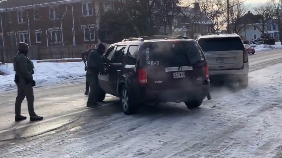 Σκιές συγκάλυψης στον θάνατο της Ρενέ Γκουντ από την ICE: Παραίτηση πράκτορα και εσωτερικές εκκαθαρίσεις στο FBI 