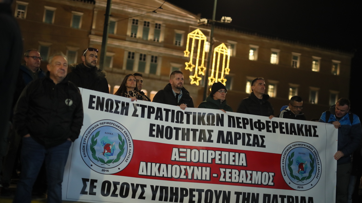 Συγκέντρωση στρατιωτικών στο Σύνταγμα κατά της ψήφισης του νομοσχεδίου του ΥΠΕΘΑ, δείτε βίντεο