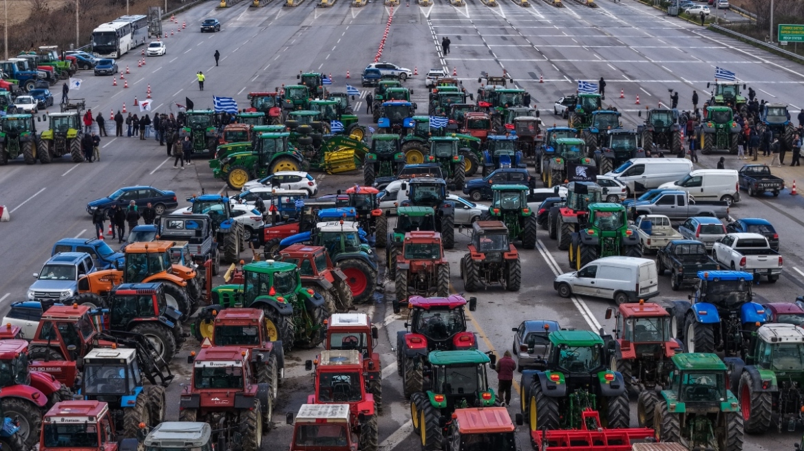 Διαβουλεύσεις για συνάντηση των αγροτών με τον πρωθυπουργό με τερματισμό των μπλόκων