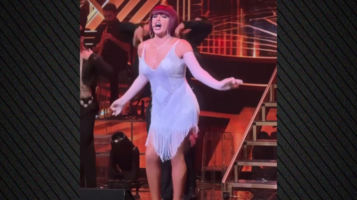 Η ανατρεπτική εμφάνιση της Έλενας Παπαρίζου στη σκηνή με μελιτζανί περούκα και φόρεμα καμπαρέ