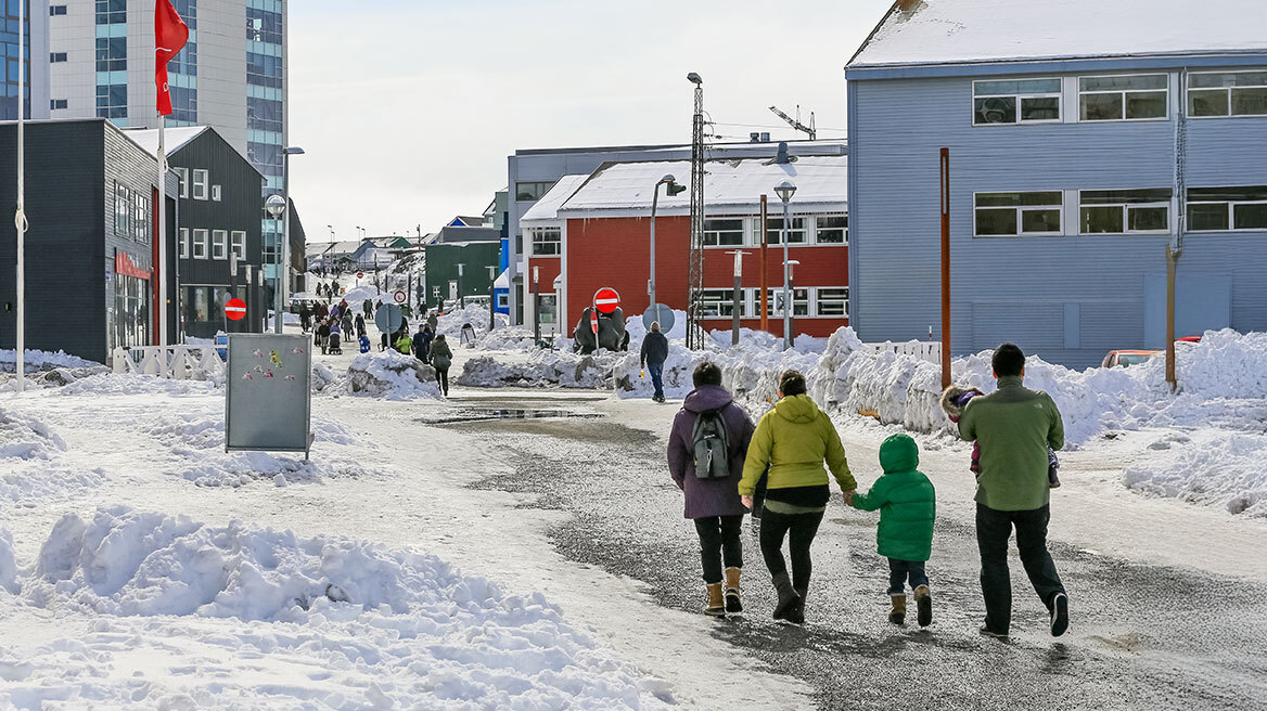 Reuters: Η κυβέρνηση Τραμπ εξετάζει σενάριο εφάπαξ πληρωμής από $10.000 έως $100.000 σε κάθε Γροιλανδό, για να ενταχθούν στις ΗΠΑ