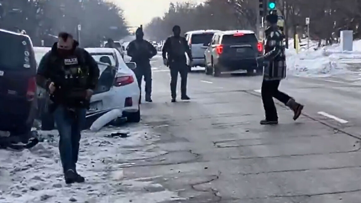 Ήρεμος κοιτώντας το κινητό του απομακρύνθηκε ο πράκτορας της ICE που πυροβόλησε εν ψυχρώ την 37χρονη στη Μινεάπολη, δείτε το εξοργιστικό βίντεο