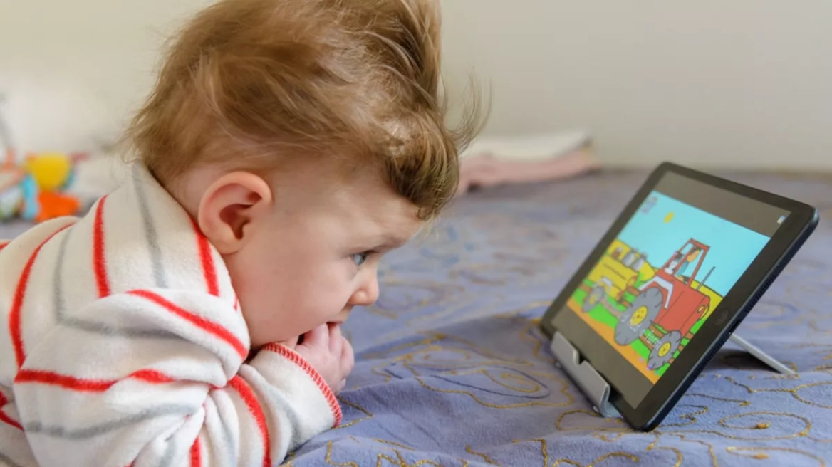 Τα κολλημένα στην οθόνη νήπια γίνονται έφηβοι γεμάτοι άγχος – Πώς αλλάζει το μυαλό τους