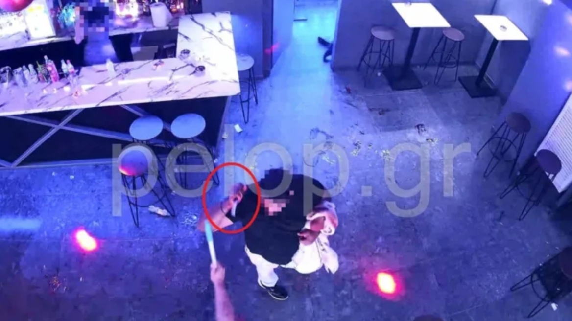 Φωτογραφία ντοκουμέντο δείχνει άνδρα με μαχαίρι μέσα στο κλαμπ στην Πάτρα όπου ξυλοκόπησαν μέχρι θανάτου τον 30χρονο