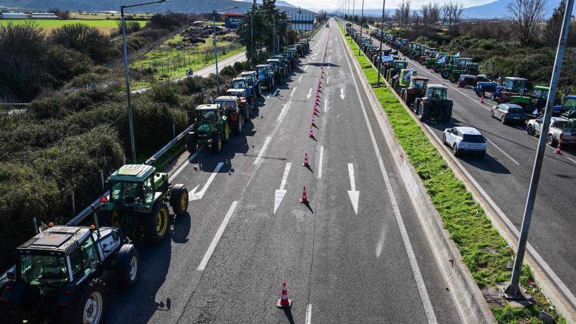 Ανοίγουν οι παράδρομοι από τους αγρότες στον Μπράλο, παραμένουν οι αποκλεισμοί σε Κάστρο και Θήβα

