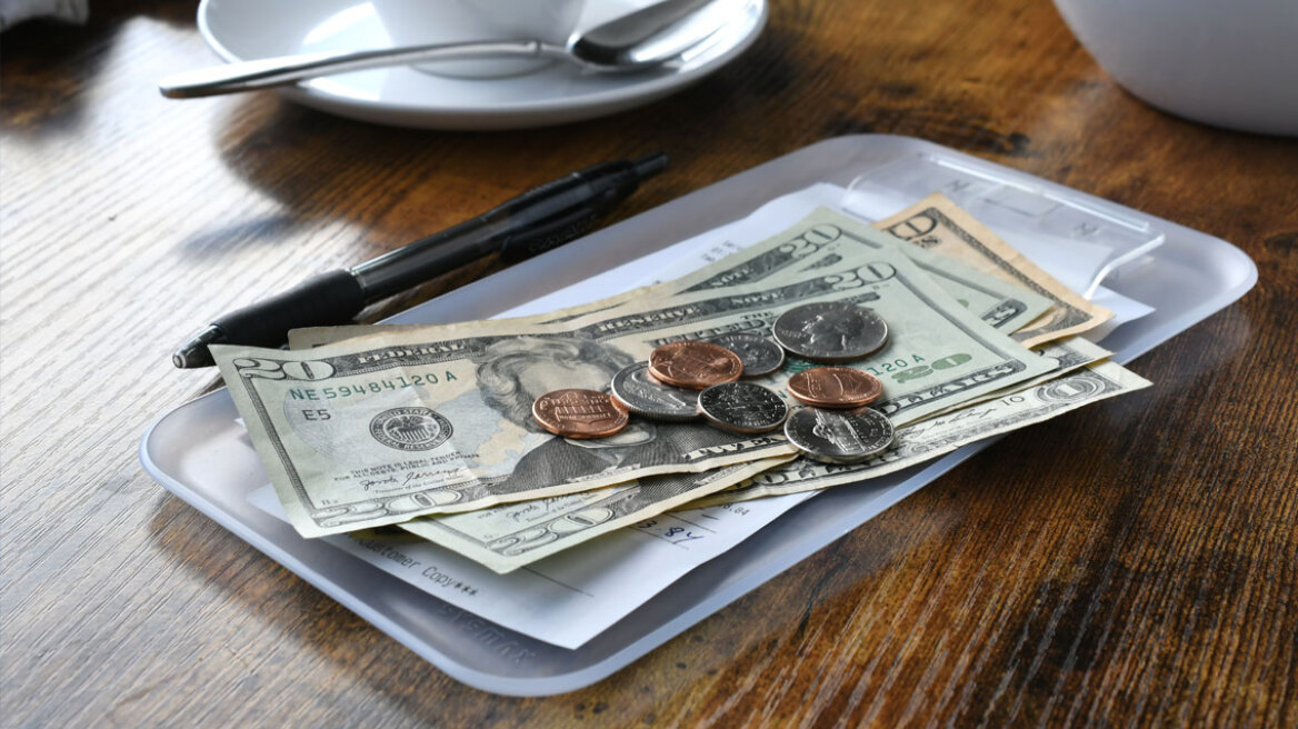 «Βούρκωσαν» οι σερβιτόρες: Πελάτες εστιατορίου τούς άφησαν φιλοδώρημα 4.200 ευρώ