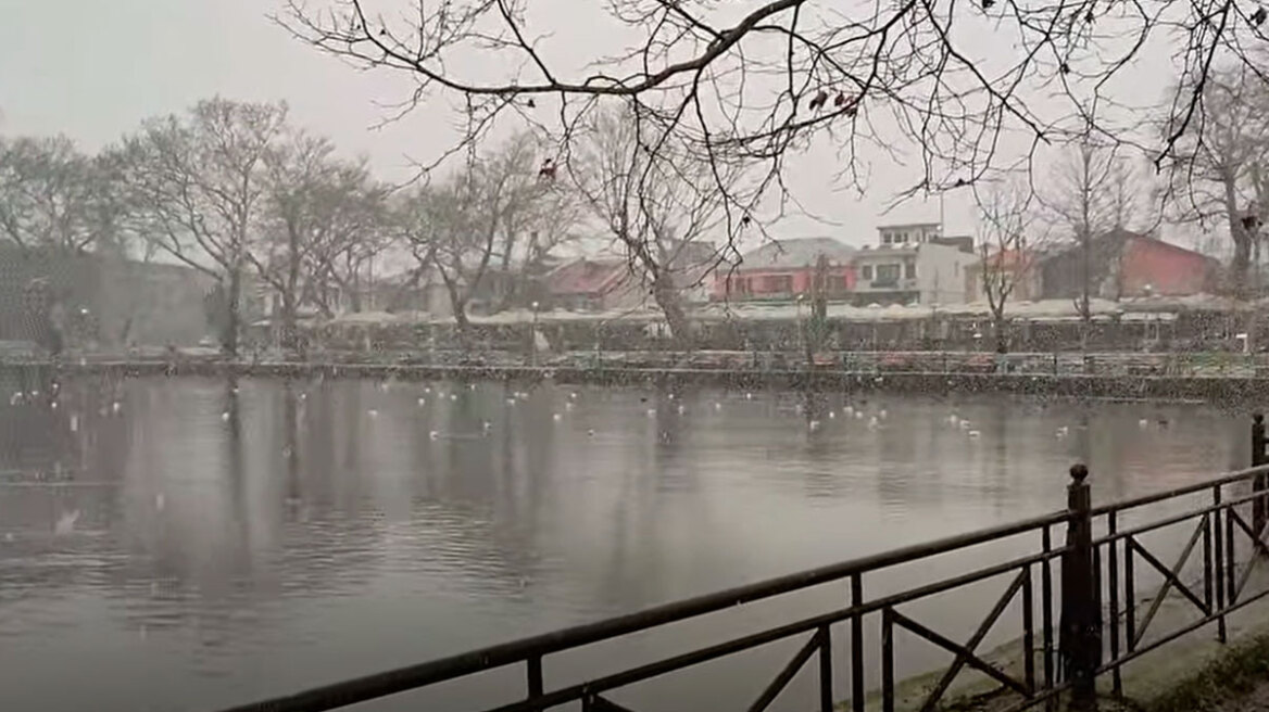 Ιωάννινα στα λευκά: Χιονίζει στο κέντρο της πόλης, μαγευτικές εικόνες από τα ορεινά της Κόνιτσας