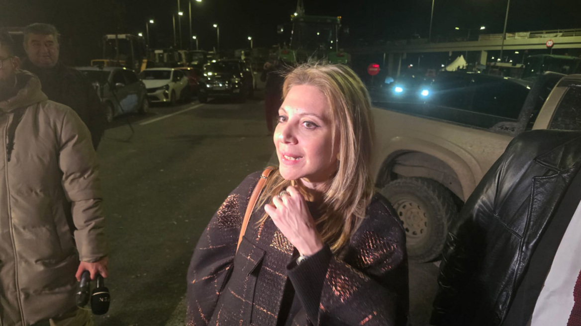 Στο μπλόκο των αγροτών στη Νίκαια η Καρυστιανού: «Δεν έχω να πω ημερομηνία, δεν έχω να πω όνομα» για το κόμμα, δείτε βίντεο