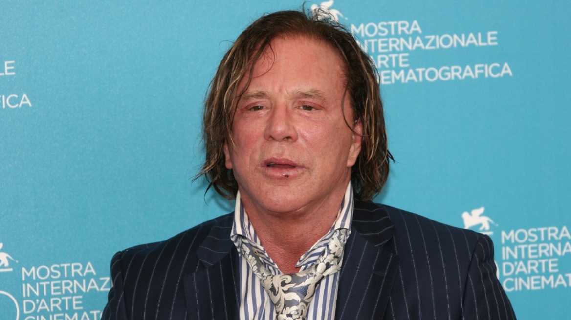 Παρά την απειλή έξωσης ο Μίκι Ρουρκ αρνείται προτάσεις για δουλειά αν δεν λάβει αμοιβές και ρόλους κορυφαίου επιπέδου