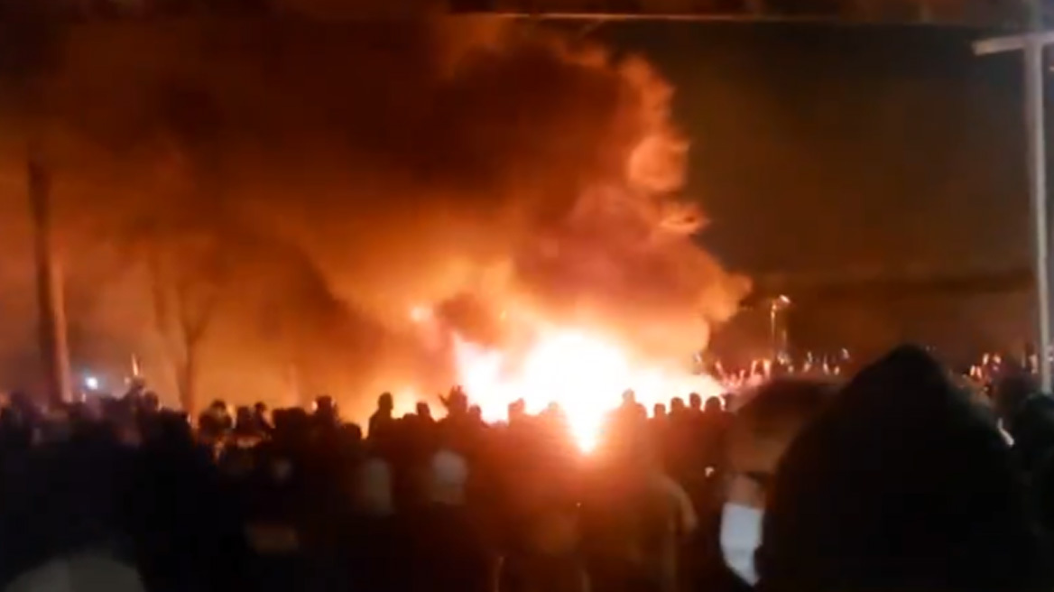 Νέα νύχτα διαδηλώσεων στο Ιράν: Πάνω από 50 νεκροί σε 13 μέρες, φωτιές ακόμα και σε τζαμιά, ο Χαμενεΐ απειλεί και ο εξόριστος Παχλαβί εκλιπαρεί τον Τραμπ να παρέμβει