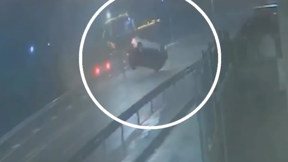 «Δεν έβλεπα τίποτα και με πήρε ο αέρας»: Η μαρτυρία της οδηγού του οχήματος που ανατράπηκε από τον αέρα στην Ηλεία