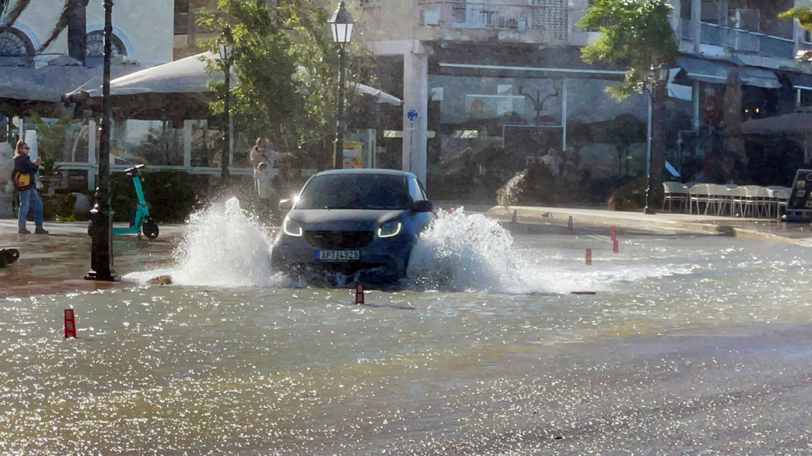 Εισβολή της κακοκαιρίας στην Αχαΐα: Η θάλασσα βγήκε στη στεριά στο Ρίο λόγω των δυνατών ανέμων, ισχυρή χαλαζόπτωση στην Πάτρα