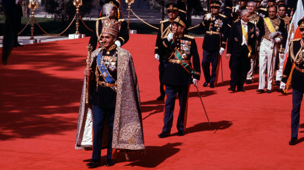 Παχλαβί: Η ιστορία της δυναστείας που ονειρεύεται να κυβερνήσει (πάλι) το Ιράν