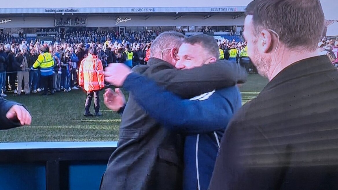 Η αγκαλιά του Γουέιν Ρούνεϊ στον αδερφό του Τζον, προπονητή της Μάκλσφιλντ που απέκλεισε την Κρίσταλ Πάλας από το FA Cup