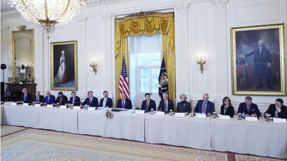 Ο Τραμπ καλεί πετρελαϊκούς κολοσσούς να εκμεταλλευτούν τη Βενεζουέλα: Επιφυλάξεις από ExxonMobil, πιο θετική η Chevron 