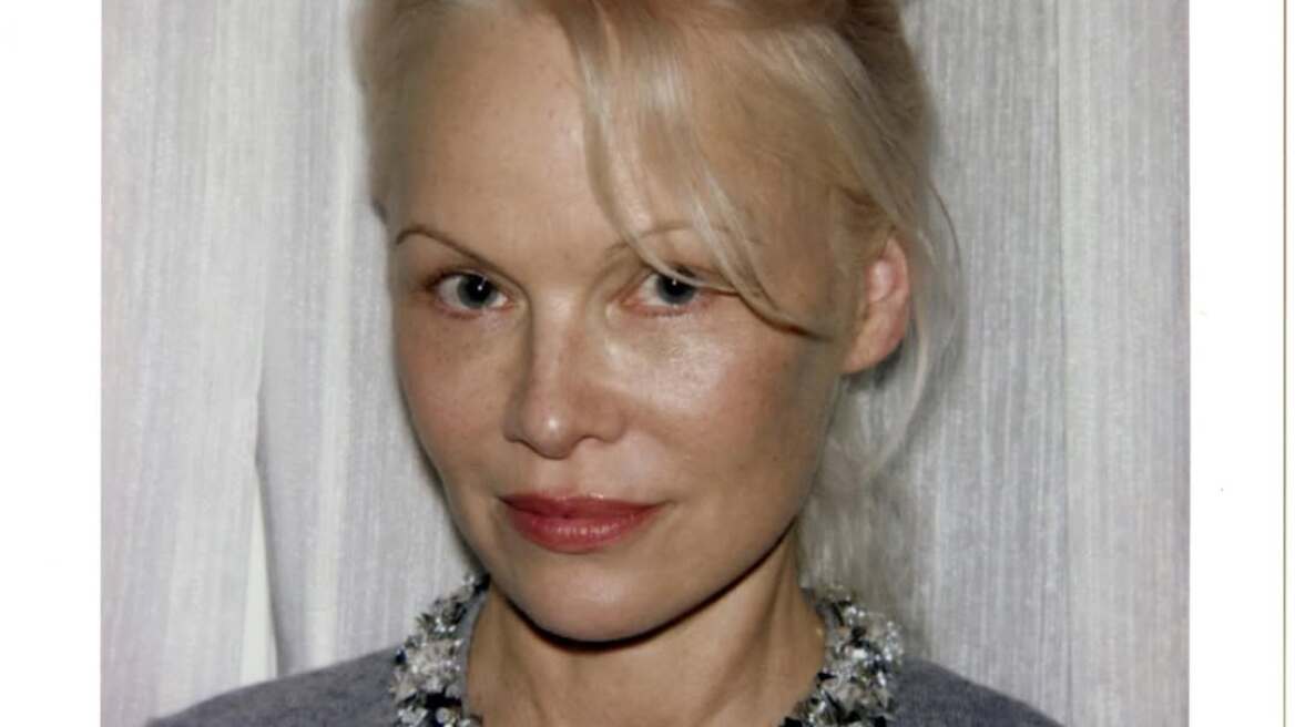 Η Pamela Anderson επέστρεψε στο χαρακτηριστικό πλατινέ ξανθό της

