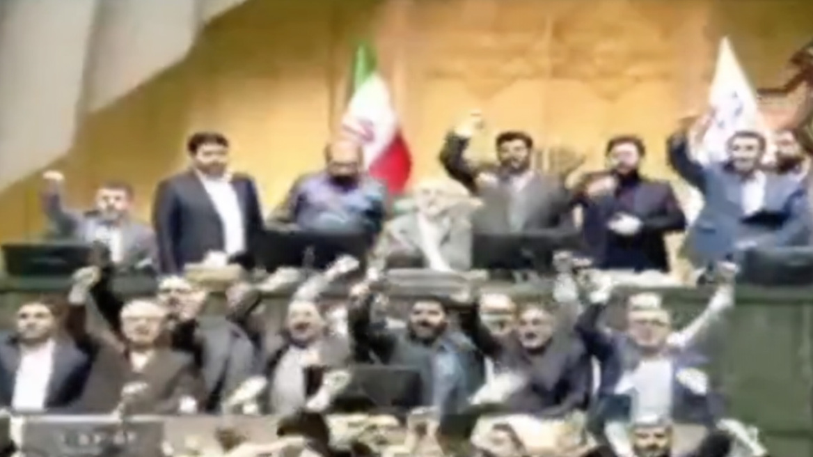 Ιρανοί βουλευτές φωνάζουν «Θάνατος στην Αμερική» στο κοινοβούλιο, δείτε βίντεο
