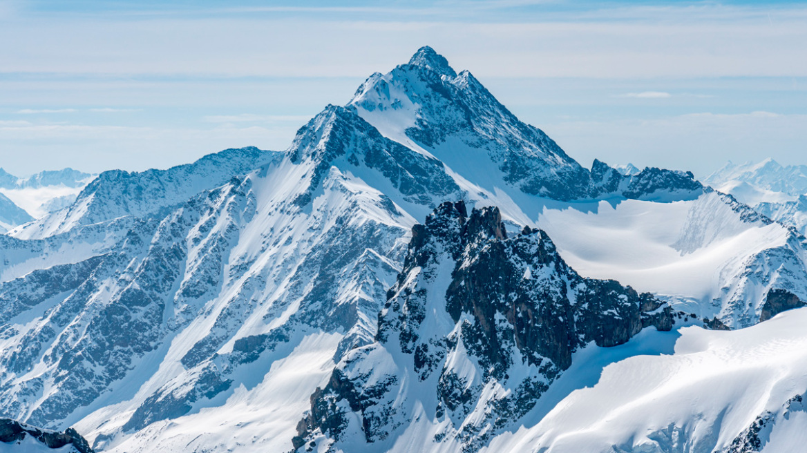 Ένα κόκκινο σημάδι στο χιόνι: Πώς το AI έλυσε το μυστήριο ενός αγνοούμενου ορειβάτη
