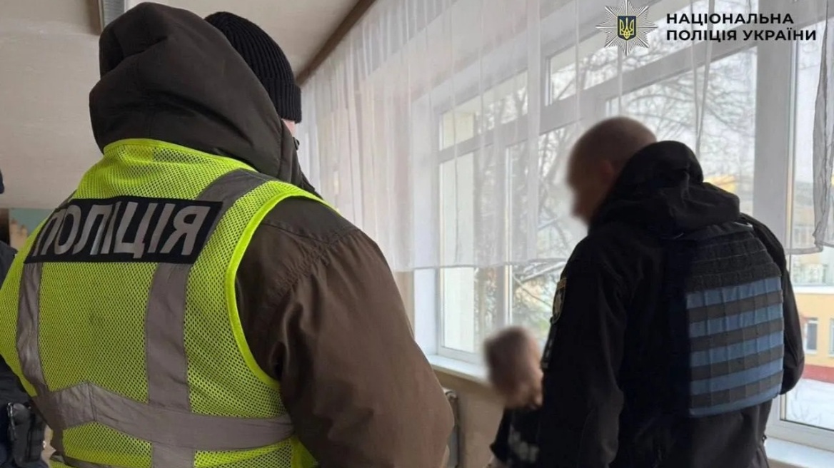 Έφηβος τραυμάτισε με μαχαίρι μαθητή και καθηγητή σε σχολείο στο Κίεβο 
