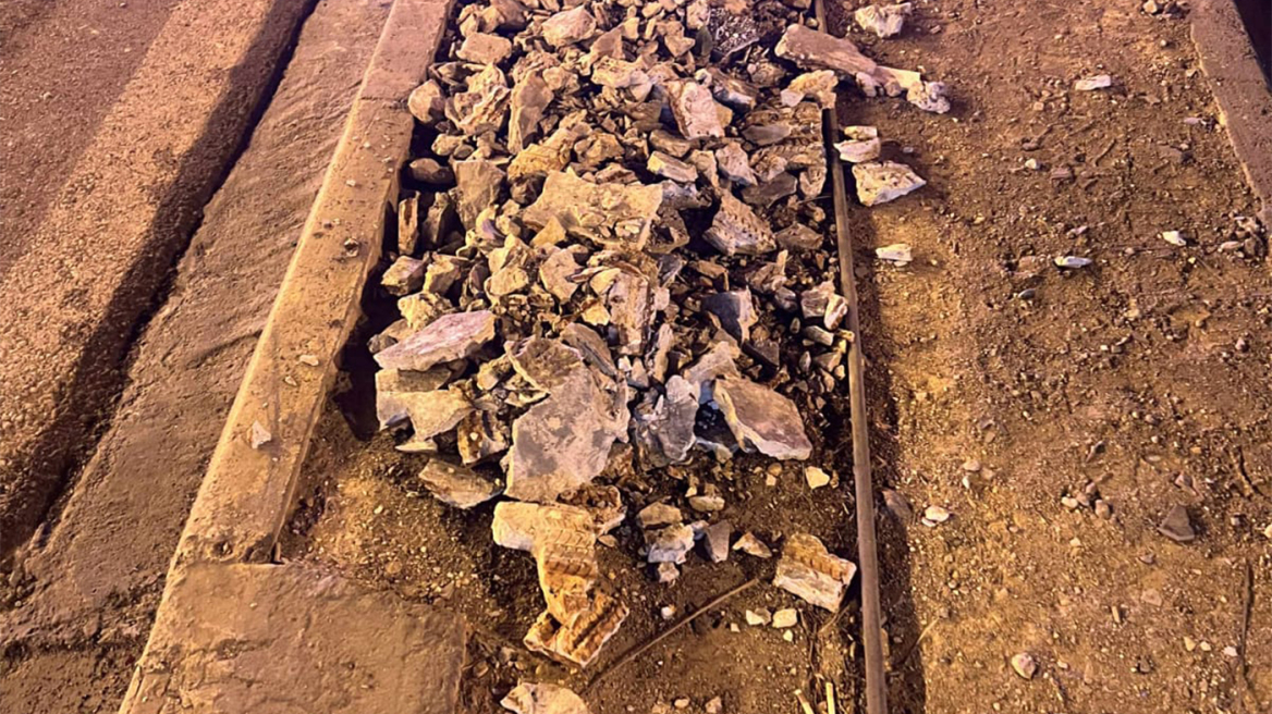 Νέα Ιωνία: Έπεσαν τσιμέντα στη γέφυρα της λεωφόρου Εθνικής Αντιστάσεως στο ύψος του Αγία Όλγα, κλειστή μια λωρίδα προς Χαλάνδρι