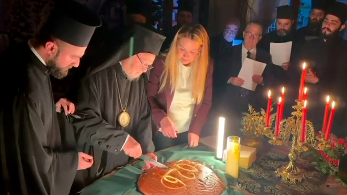 Τα μαχαίρια «πρόδωσαν» τον Πατριάρχη Βαρθολομαίο στην κοπή της πίτας των ομογενών της Κωνσταντινούπολης: Κακός οιωνός, σχολίασε