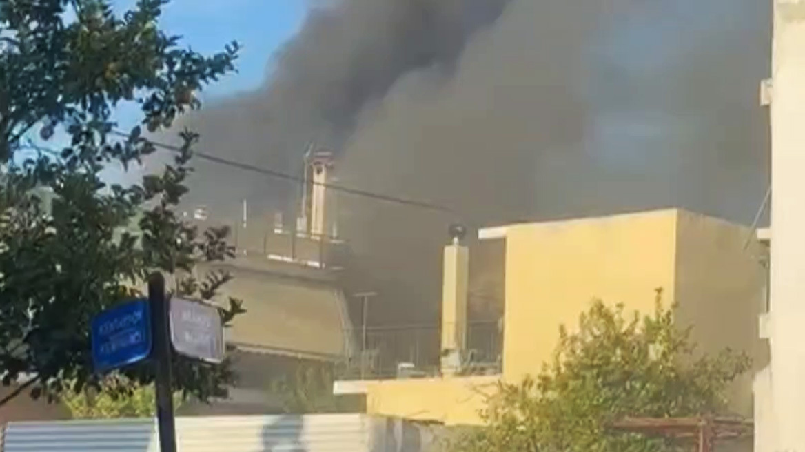 Υπό έλεγχο η φωτιά σε διαμέρισμα στο Ίλιον, δείτε βίντεο