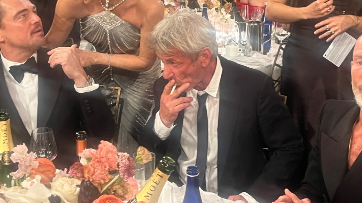 Ο Σον Πεν «πιάστηκε» να καπνίζει στην αίθουσα τελετής των Χρυσών Σφαιρών