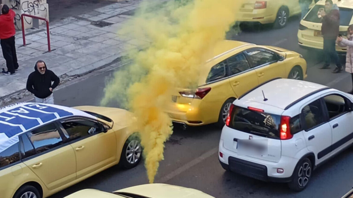 Απεργία ταξί: Με καπνογόνα και κόρνες οδεύουν προς το υπουργείο Μεταφορών