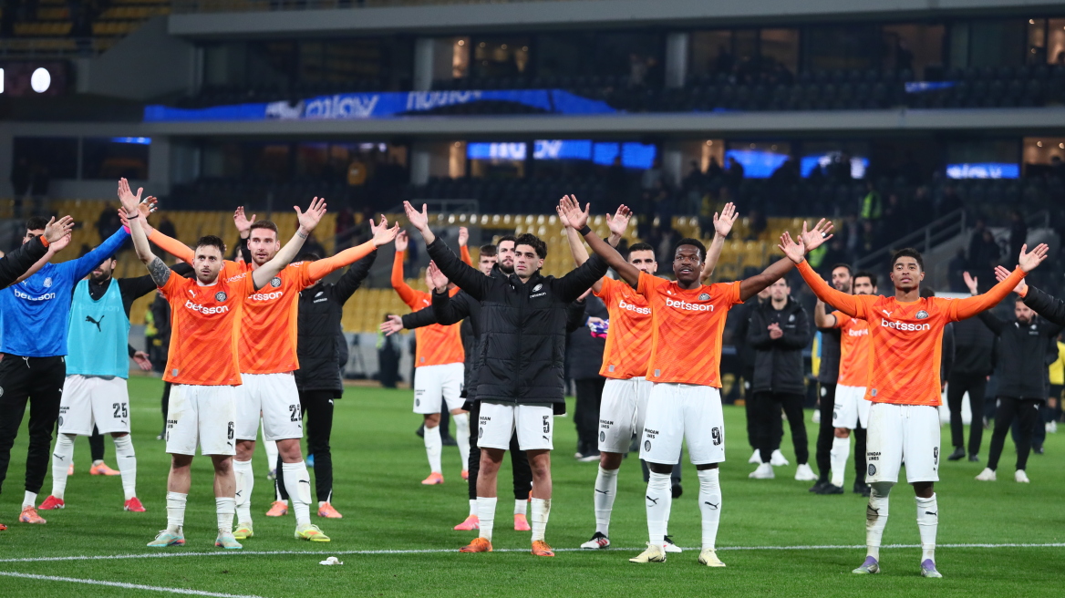 Οι ξέφρενοι πανηγυρισμοί των παικτών του ΟΦΗ μαζί με τον κόσμο μετά την πρόκριση κόντρα στην ΑΕΚ, φωτογραφίες