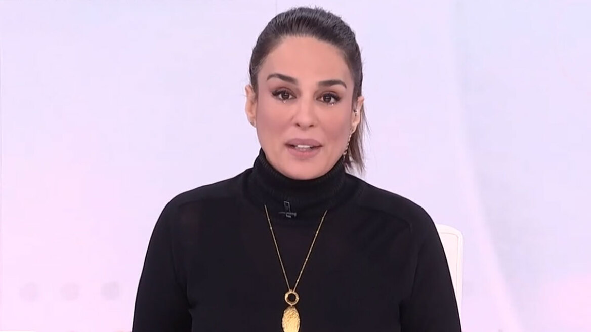 Πένθος στην ΕΡΤ: Η στιγμή που η παρουσιάστρια δακρυσμένη και με τρεμάμενη φωνή ανακοινώνει τον θάνατο του επί χρόνια σκηνοθέτη της