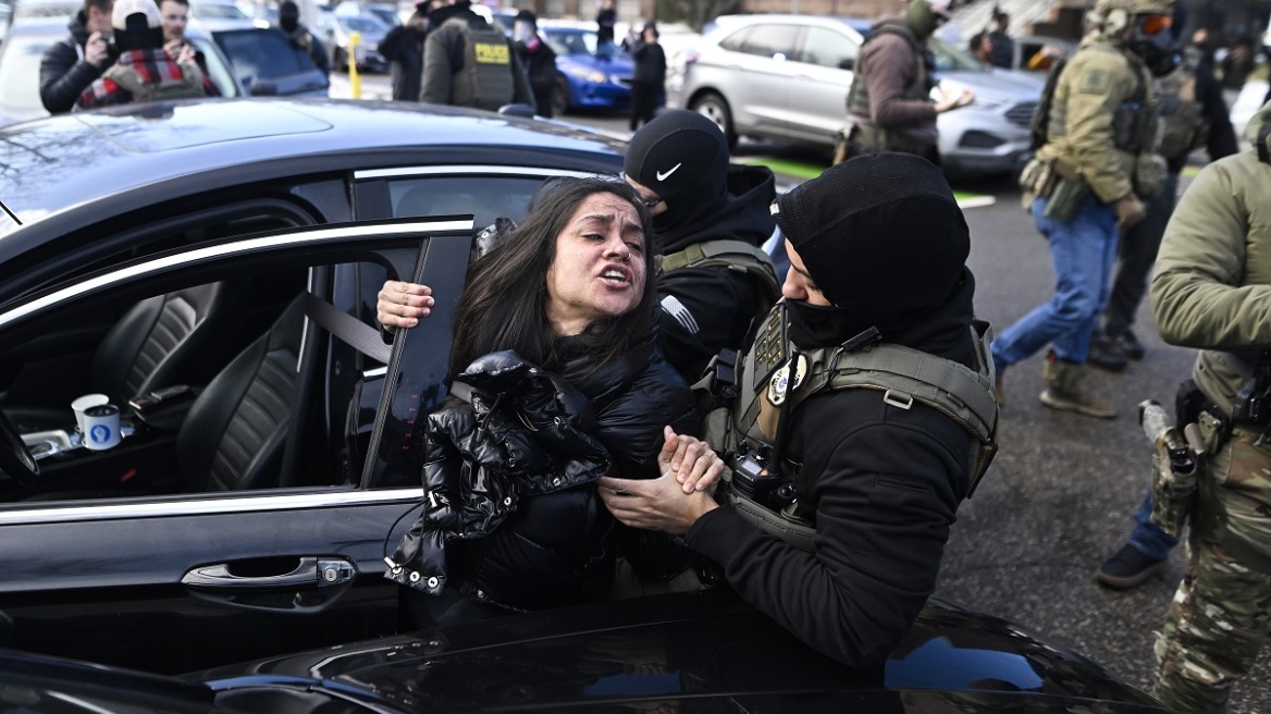 Γυναίκα που η αστυνομία της Μετανάστευσης (ICE) σέρνει έξω από το αυτοκίνητό της αναδεικνύεται σε σύμβολο της έκρηξης βίας (βίντεο)